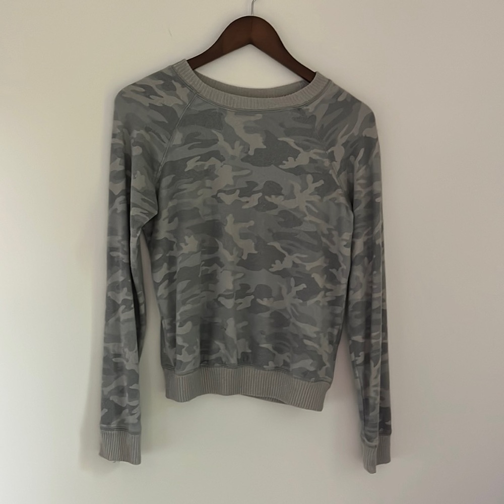 Women’s Small Simply Threads Army Green Camo Sweater